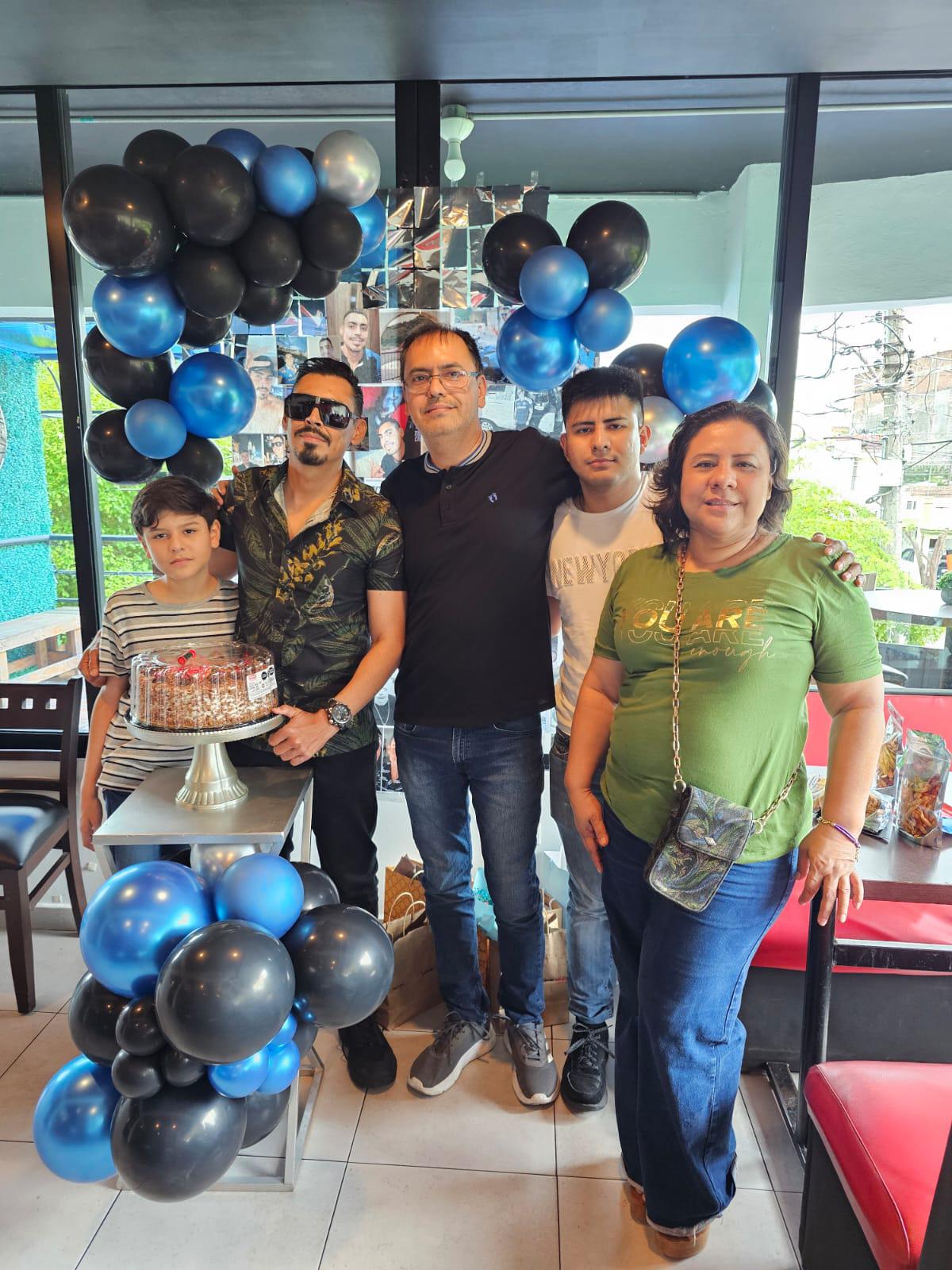 $!La familia Guevara lo acompañó en la celebración.