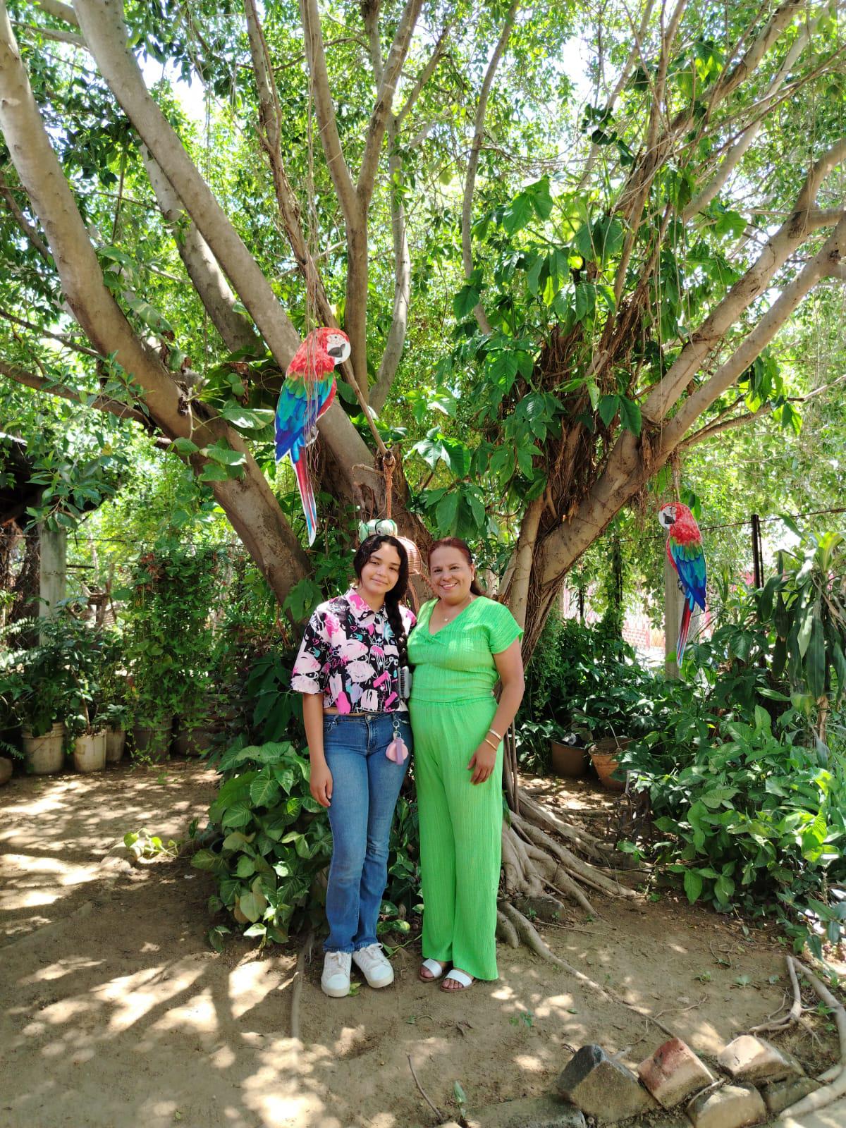 $!Con su prima Ximena Contreras López.