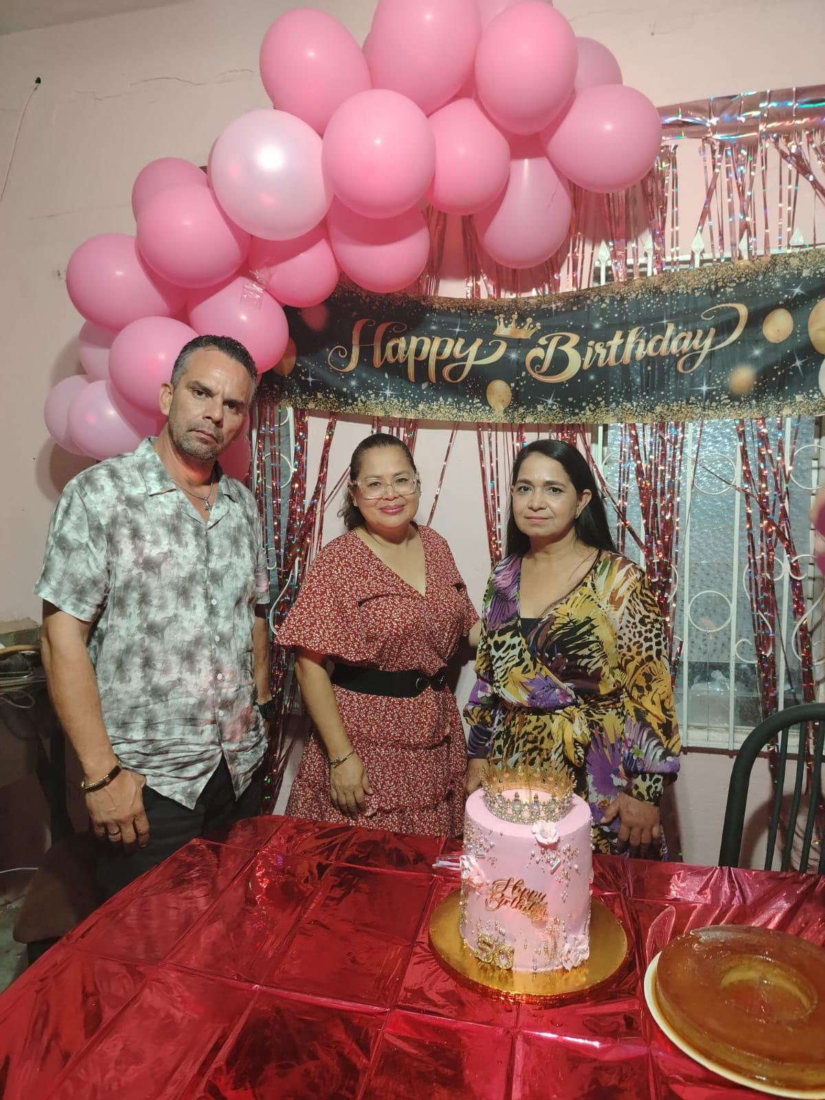 $!Horacio Bastidas y Emma Huerta Delgado felicitaron a la festejada.