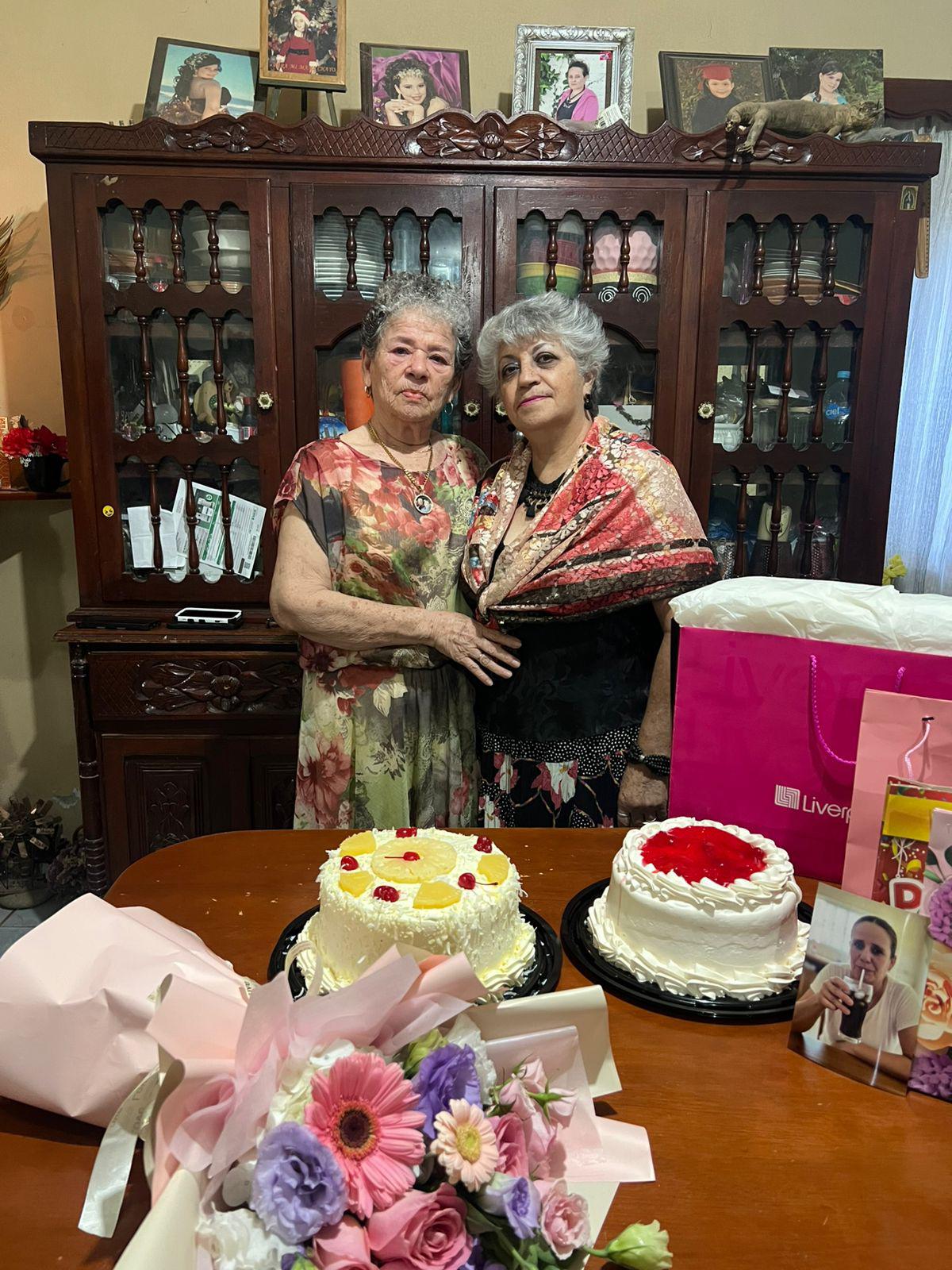 $!Muy consentida pasó su día María del Rosario, con el abrazo y felicitación de su amiga Mara.