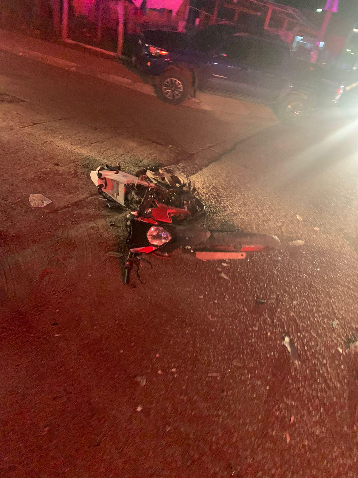$!Resultan lesionados dos jóvenes en motocicleta al chocar contra un auto en Culiacán