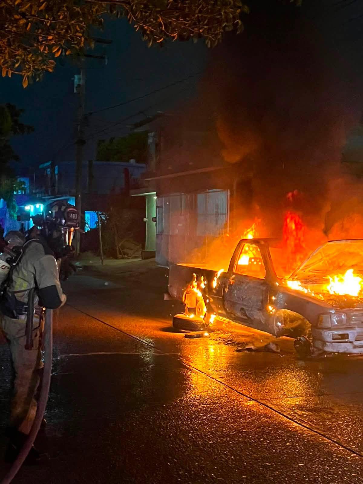 $!Bomberos sofocan incendio de camioneta frente a la estación del Ferrocarril en Mazatlán