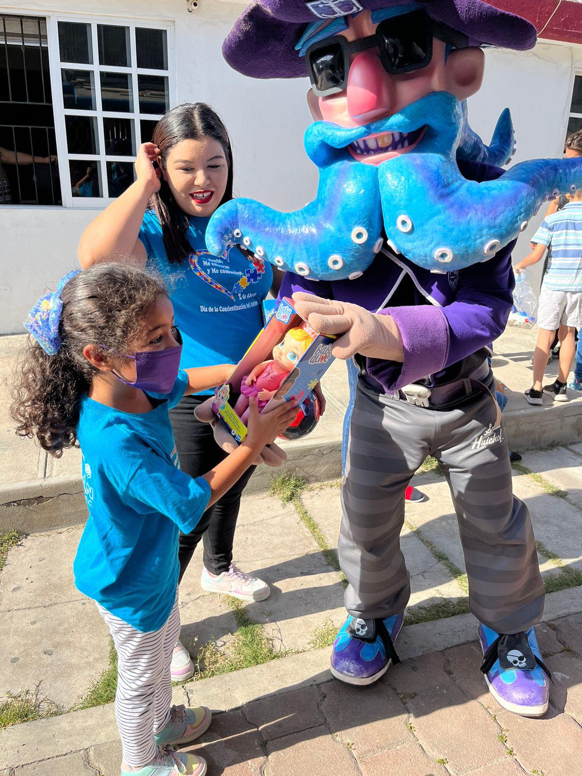 $!Mazatlán FC hace felices a los niños con entrega de juguetes