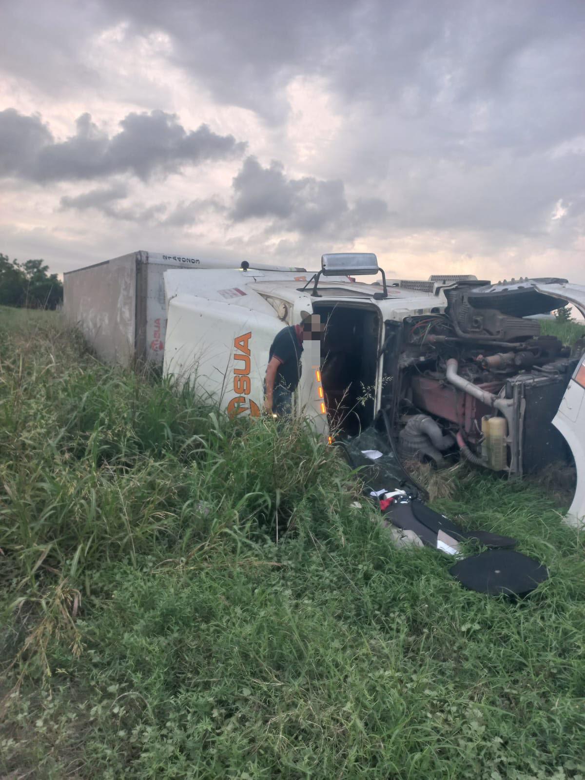 $!Vuelca tractocamión en la México 15 a la altura de Guasave; operador resulta ileso
