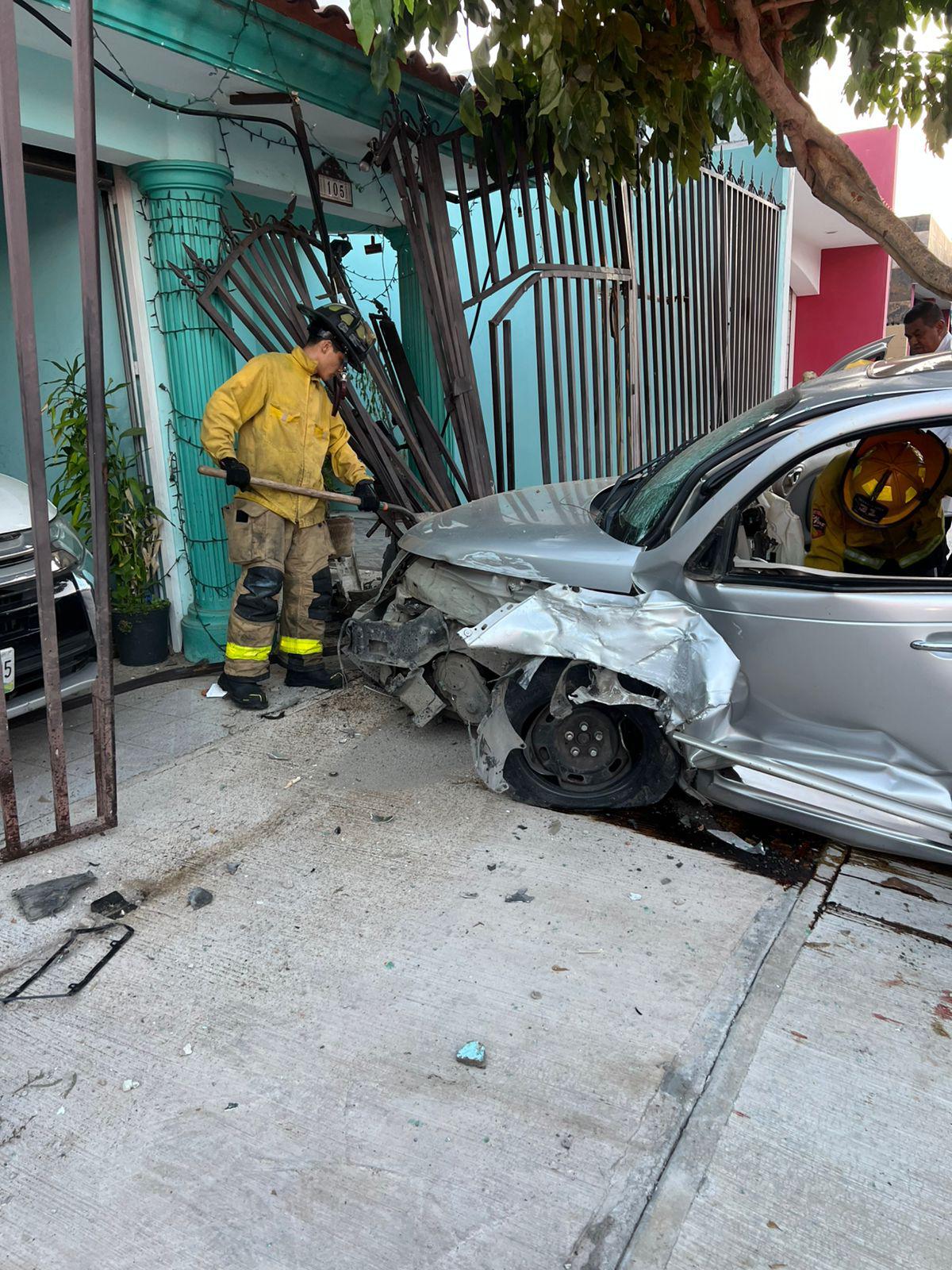 $!Automóvil choca contra árbol y derriba portón de una casa del fraccionamiento Lomas de Mazatlán
