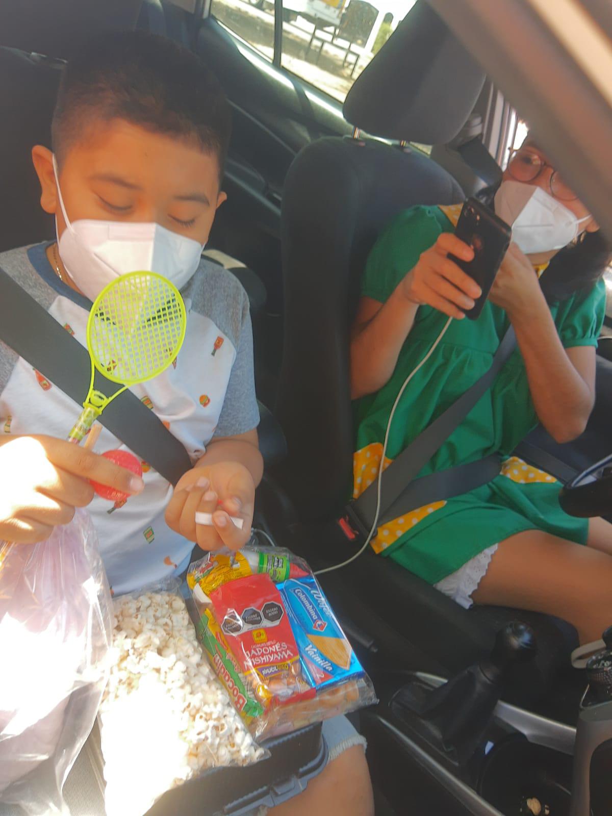 $!Palomitas, dulces y un obsequio recibieron los niños.