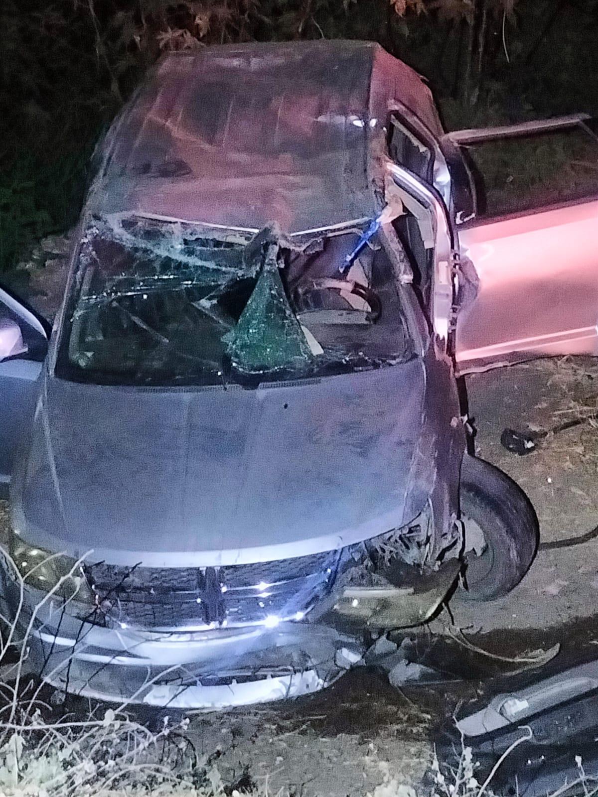 $!Aparatosa volcadura deja dos personas muertas y una herida al sur de Mazatlán