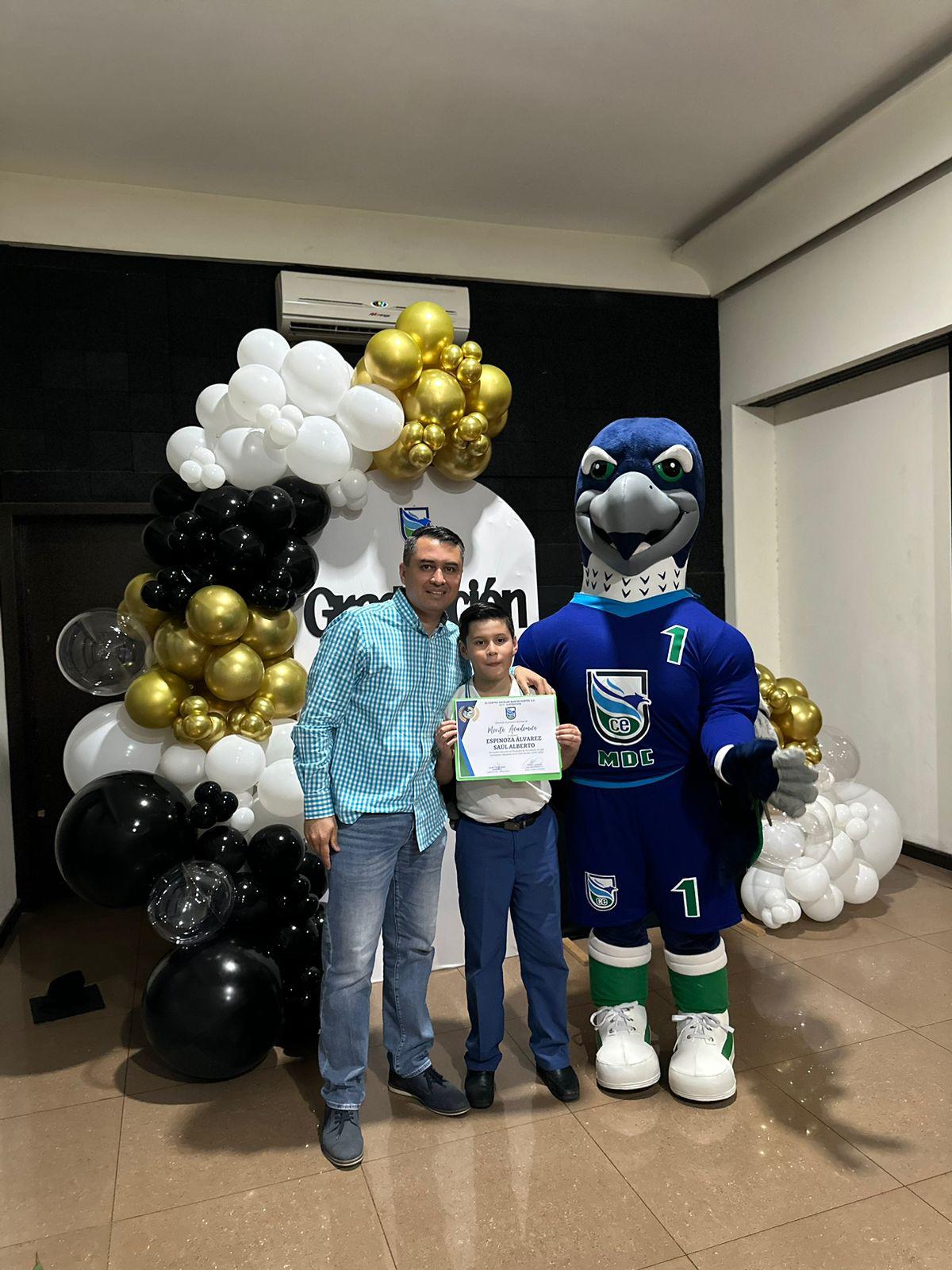 $!Saúl Alberto Espinoza Álvarez acompañado de su papá.