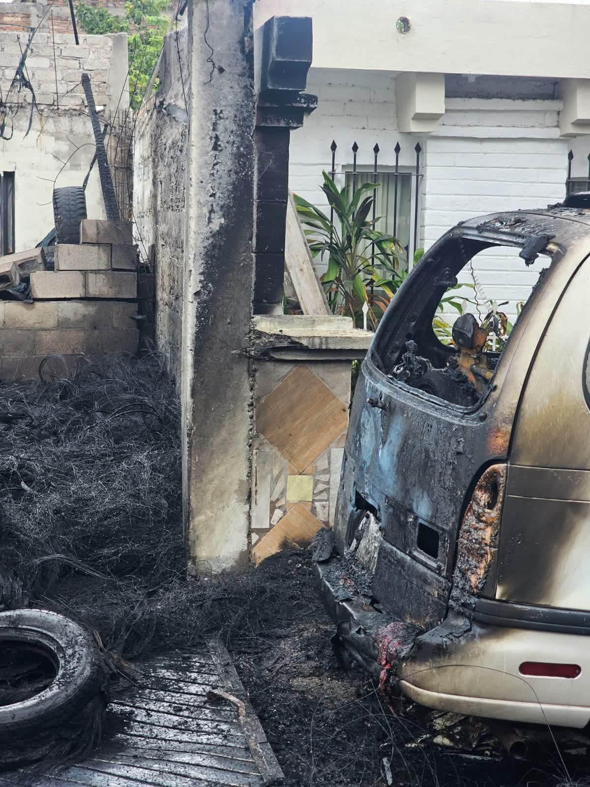 $!Incendio en almacén de llantas moviliza a cuerpos de emergencia en Los Mochis