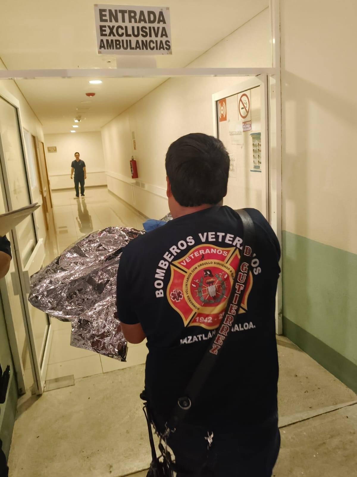 $!Ayuda personal de Bomberos Veteranos de Mazatlán a una joven en labor de parto en Santa Fe, al sur de la ciudad