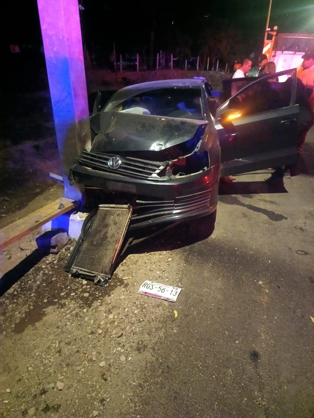 $!Tripulantes de vehículo terminan en hospital tras chocar auto contra señalamiento en Chilillos, Rosario