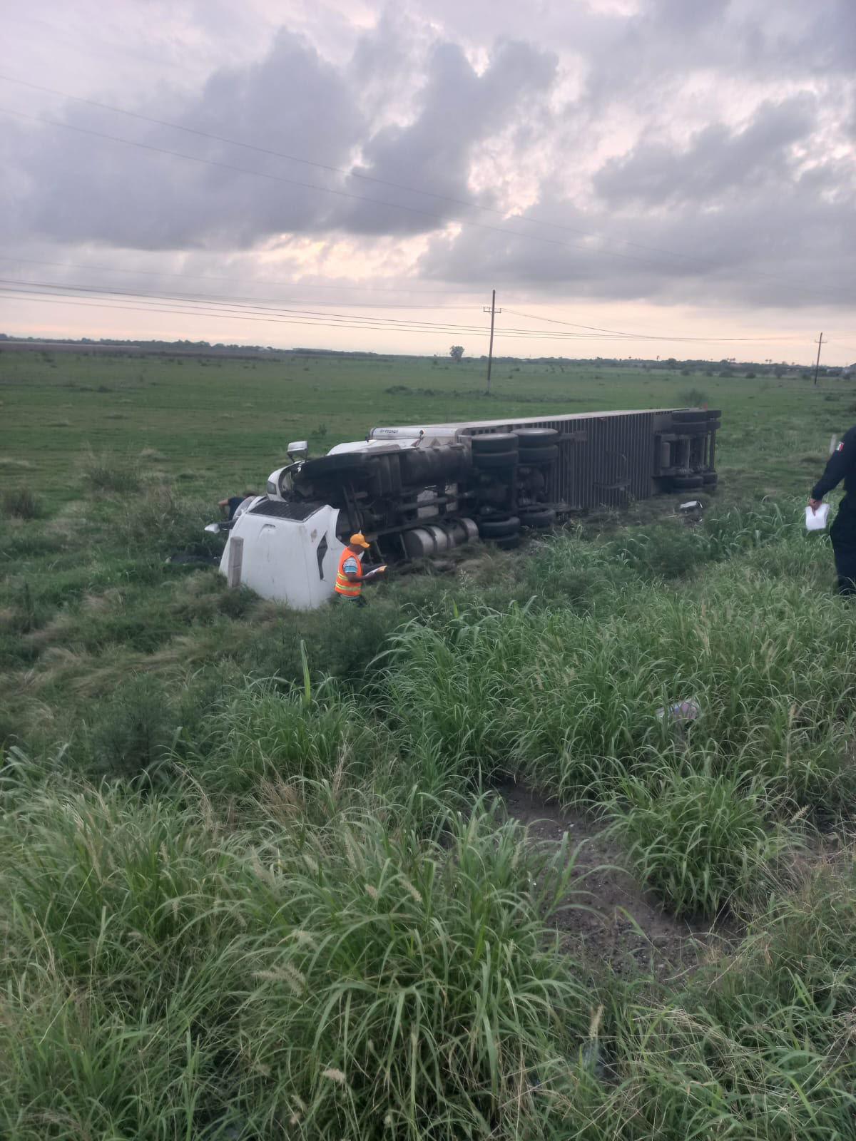 $!Vuelca tractocamión en la México 15 a la altura de Guasave; operador resulta ileso