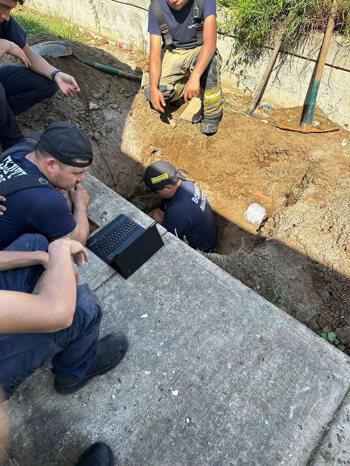$!Bomberos de Mazatlán salvan a dos gatitos atrapados en una tubería