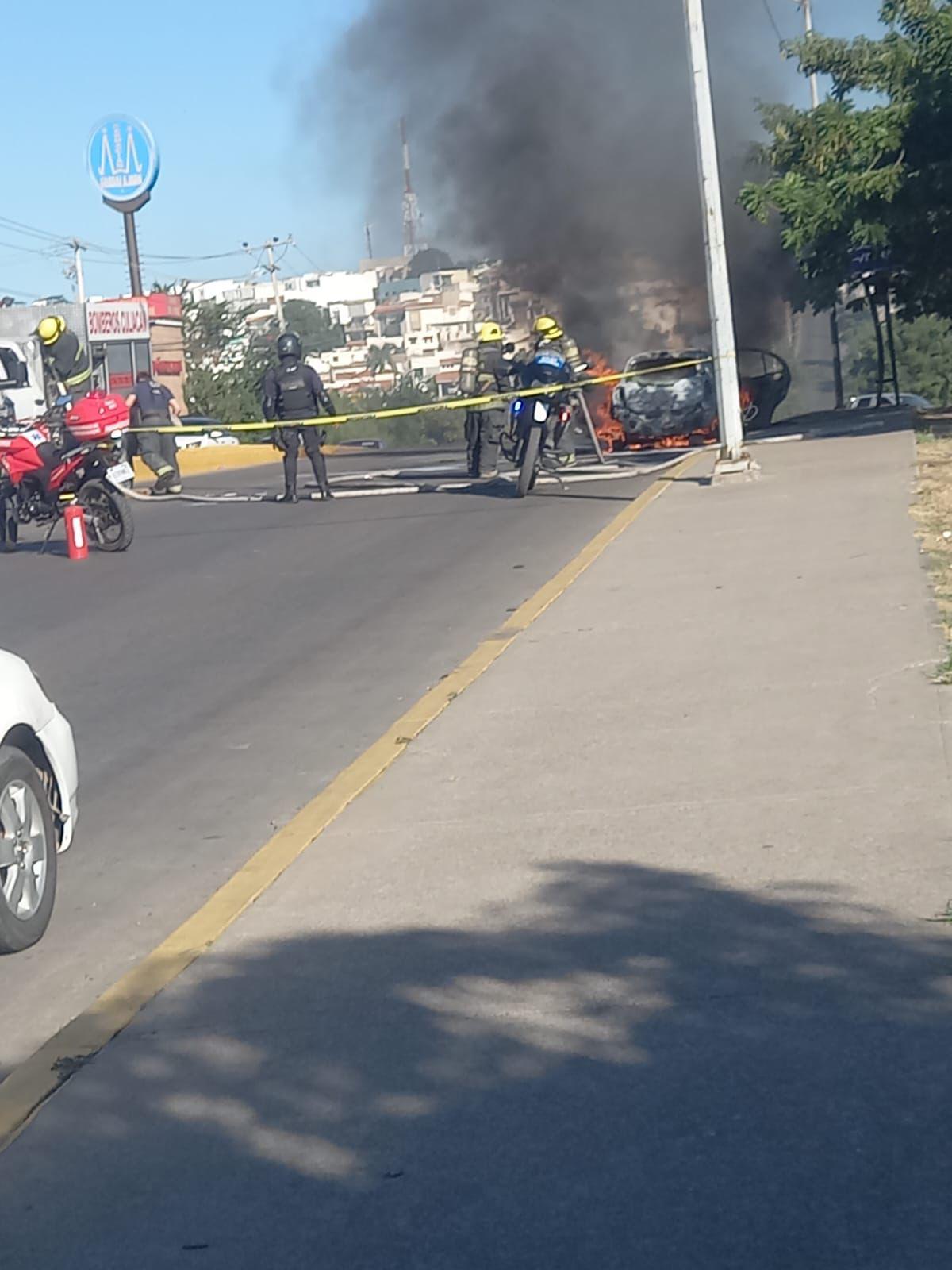 $!Fuego consume vehículo afuera de parque en Culiacán