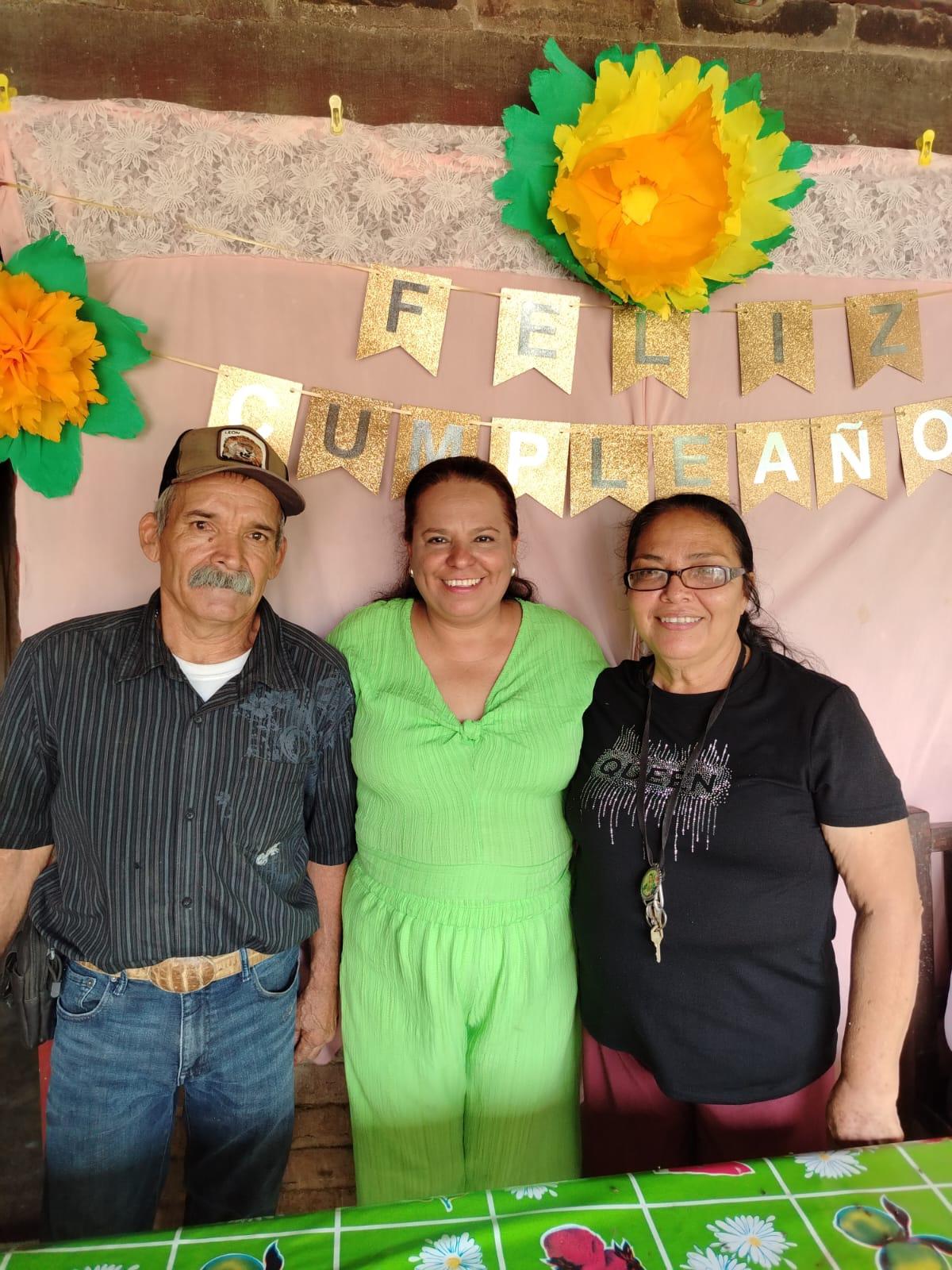 $!José Ángel y Alicia López festejaron a Juanita.