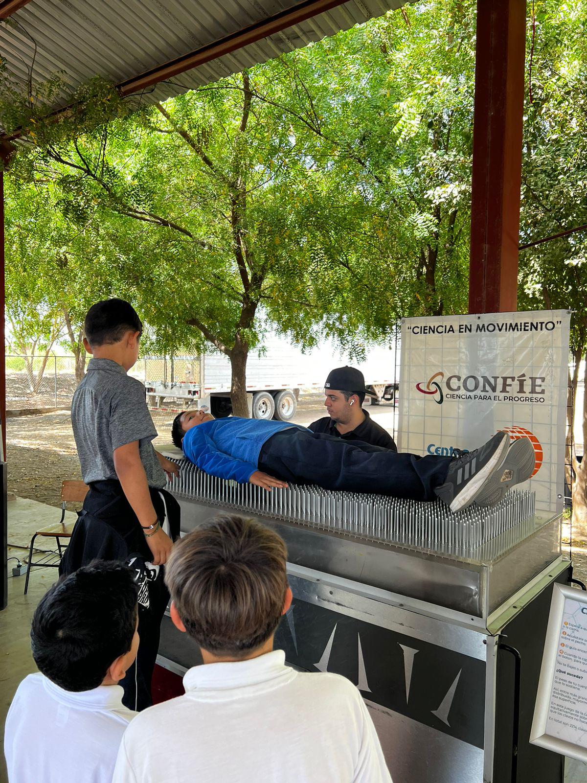 $!La cama de clavos entre las más visitadas por los alumnos.