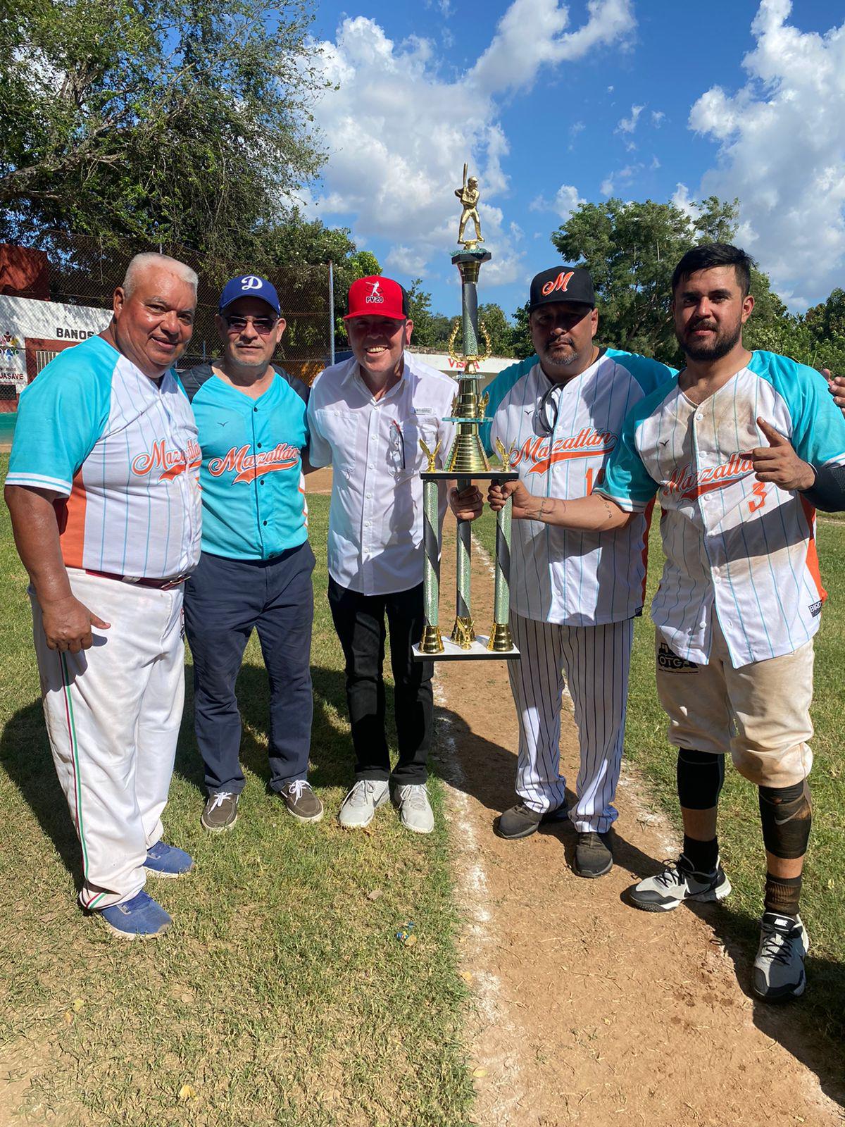 $!Mazatlán levanta el título del Estatal de Beisbol Libre, celebrado en Guasave
