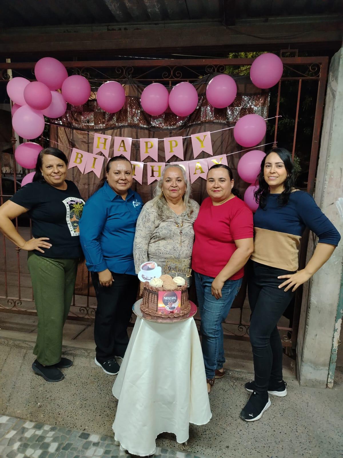 $!Celebra María Juana su cumpleaños 67 con familia