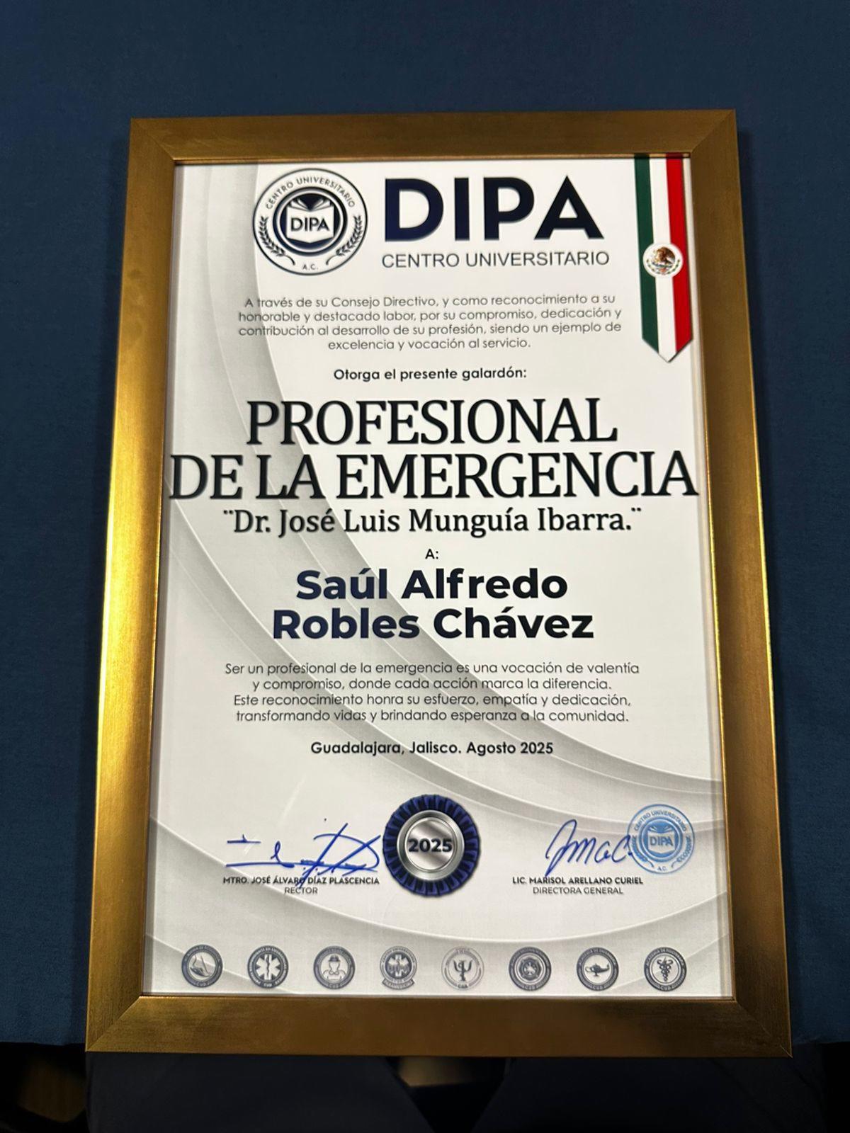 $!Reconocen a Saúl Robles, comandante de Bomberos Mazatlán, como ‘Profesional de la Emergencia 2025’