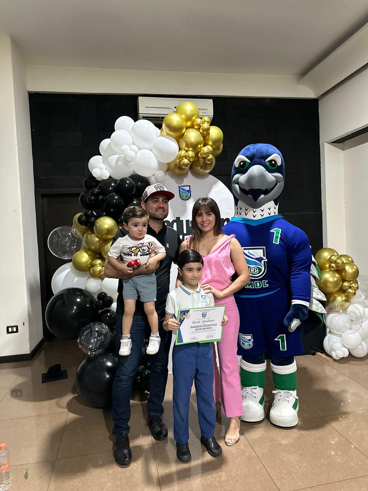 $!Familia Barrera Mendicoa, con la mascota Bermy.