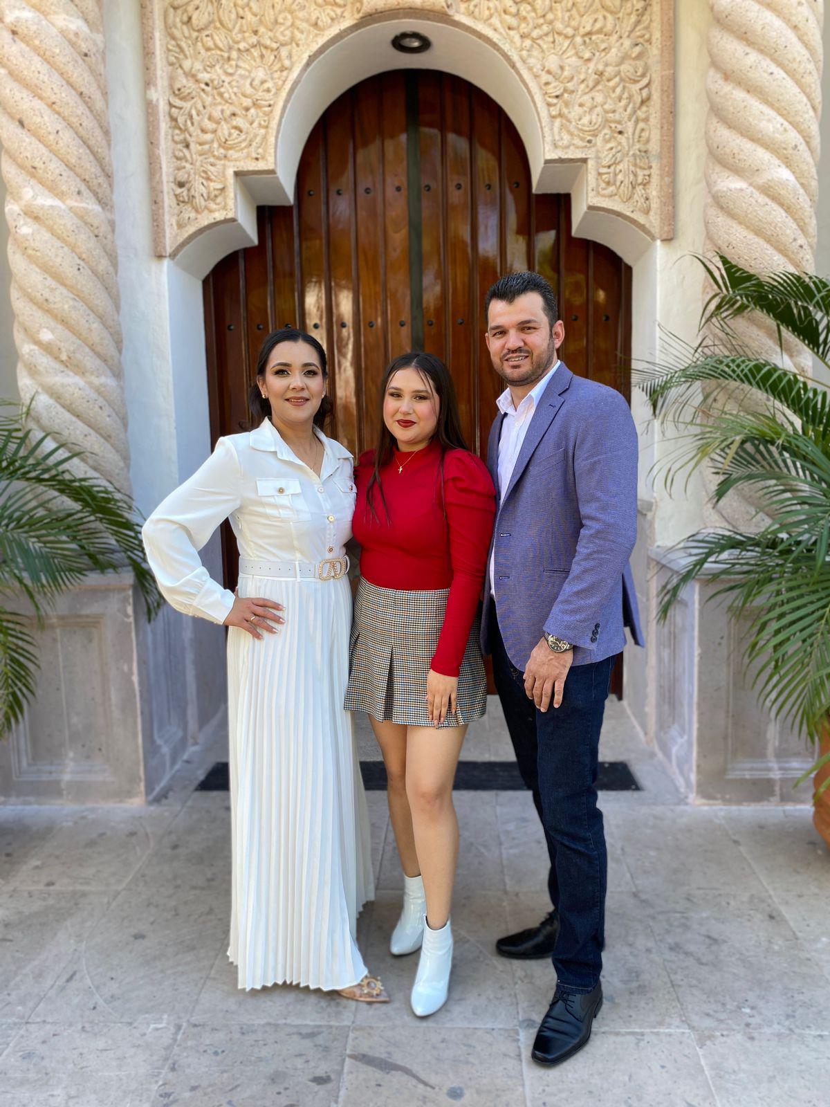 $!Los padres del bautizado junto a Ana Paola López González.