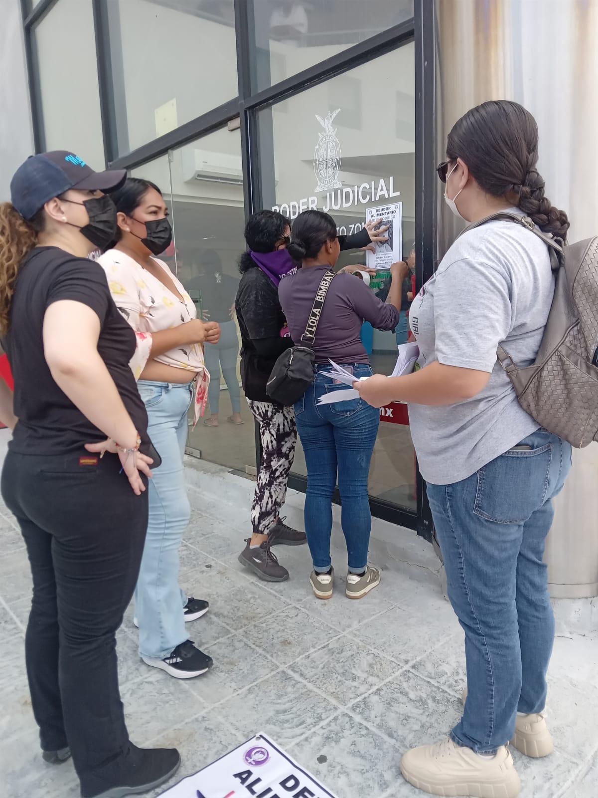 $!Exigen con tendedero y manifestación frente a Juzgados Familiares que procesos por pensión alimentaria sean más rápidos