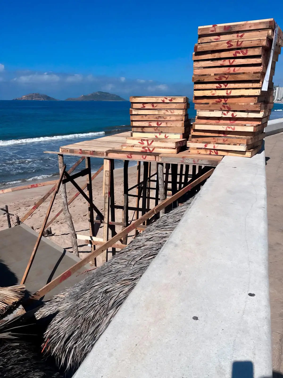 $!Profepa clausura templete en playa del Malecón de Mazatlán por no tener autorización