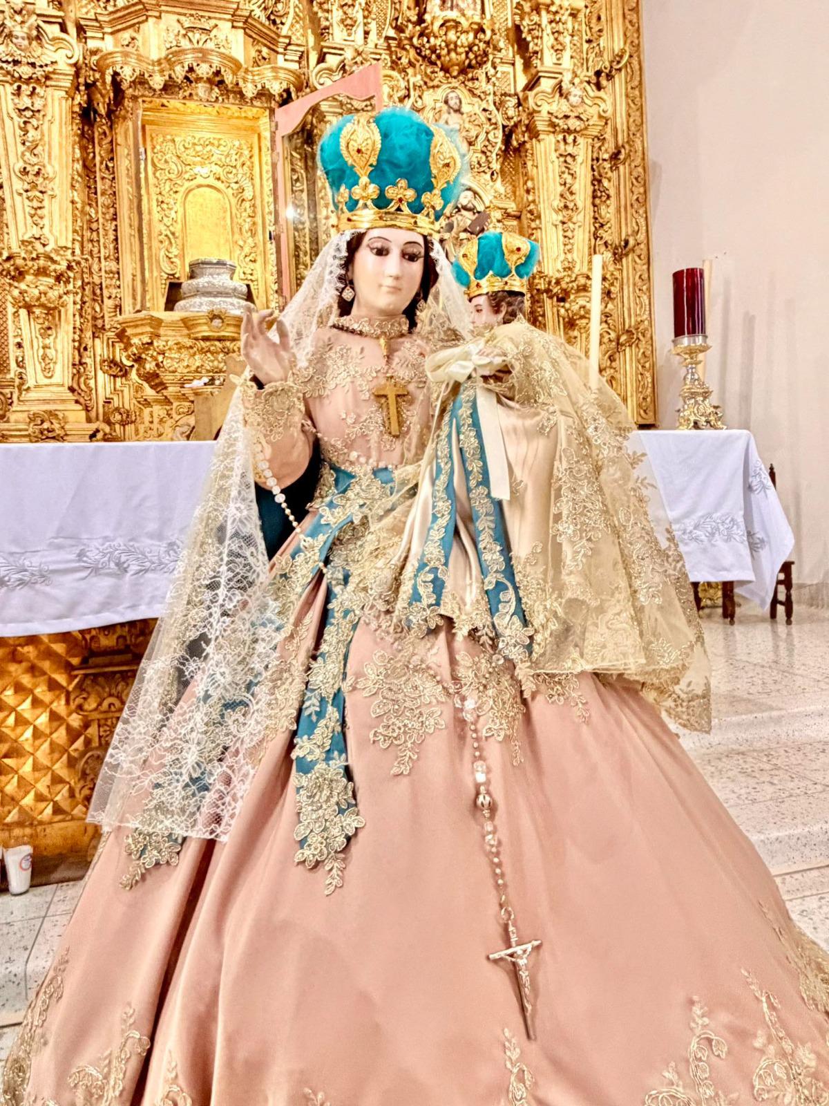 $!María Cristina, vecina de Aguascalientes, prendada de la Virgen del Rosario decidió donarle un vestido