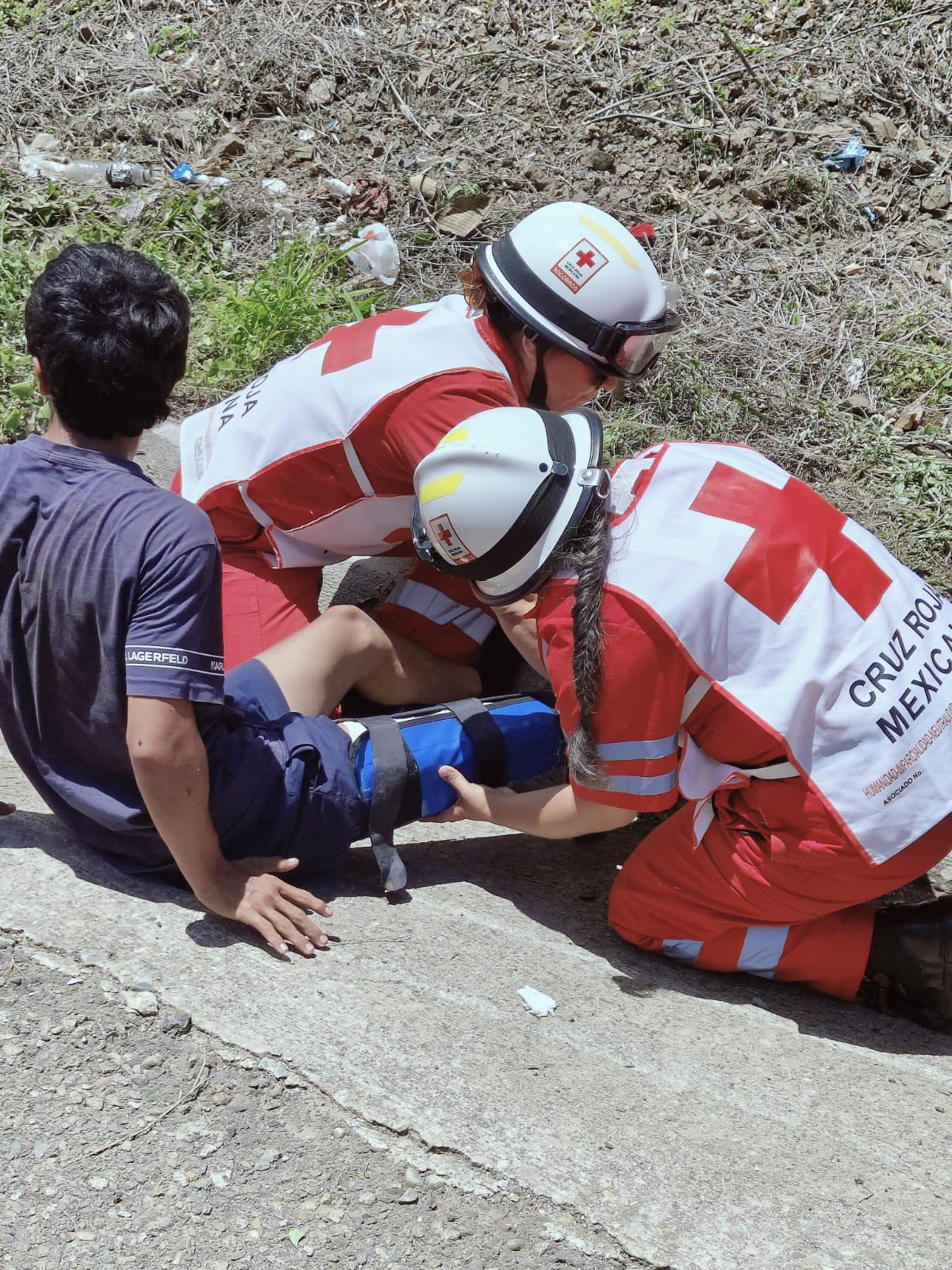 $!Volcadura de camión con cilindros de gas en Mazatlán deja cinco lesionados