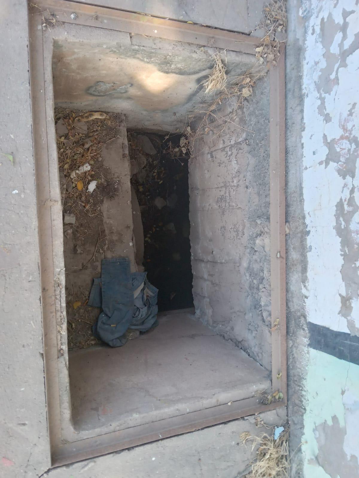 $!Ropa en el interior del registro sin tapadera en la calle Zeus, pegado al Cbtis 51.