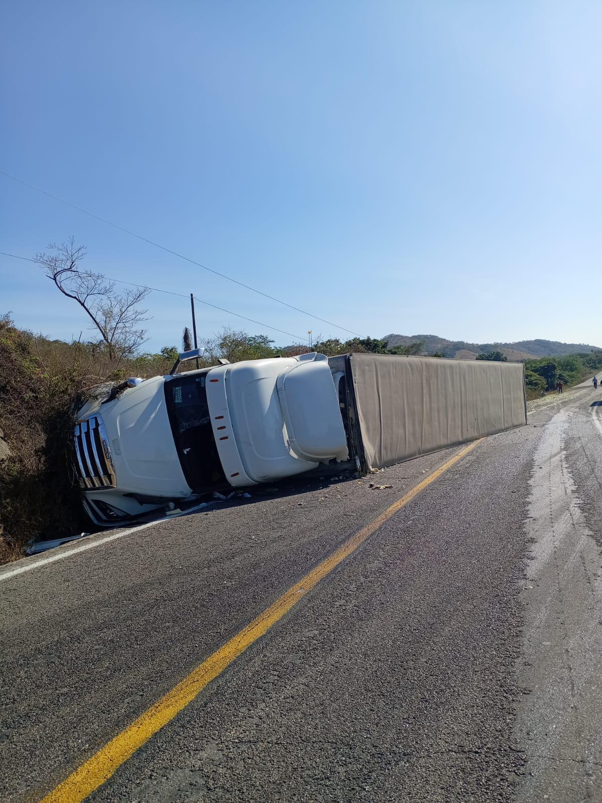 $!Dos lesionados deja choque de tráileres al sur de Escuinapa
