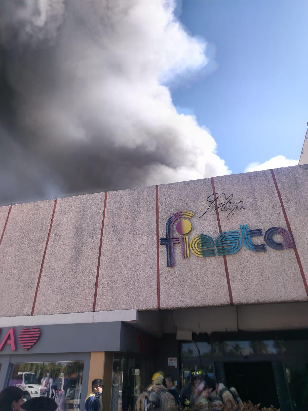 $!Son 5 personas las fallecidas en el incendio en plaza comercial en Los Mochis