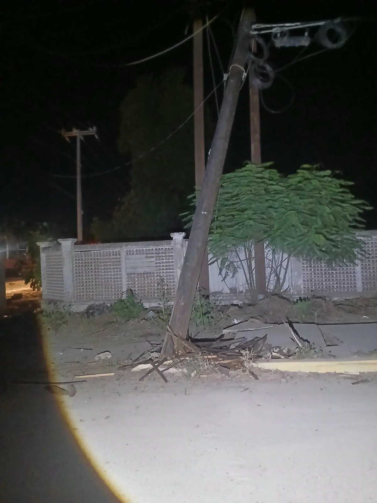 $!Aparatoso accidente en El Tajito, Guasave, deja una persona lesionada y cuantiosos daños materiales