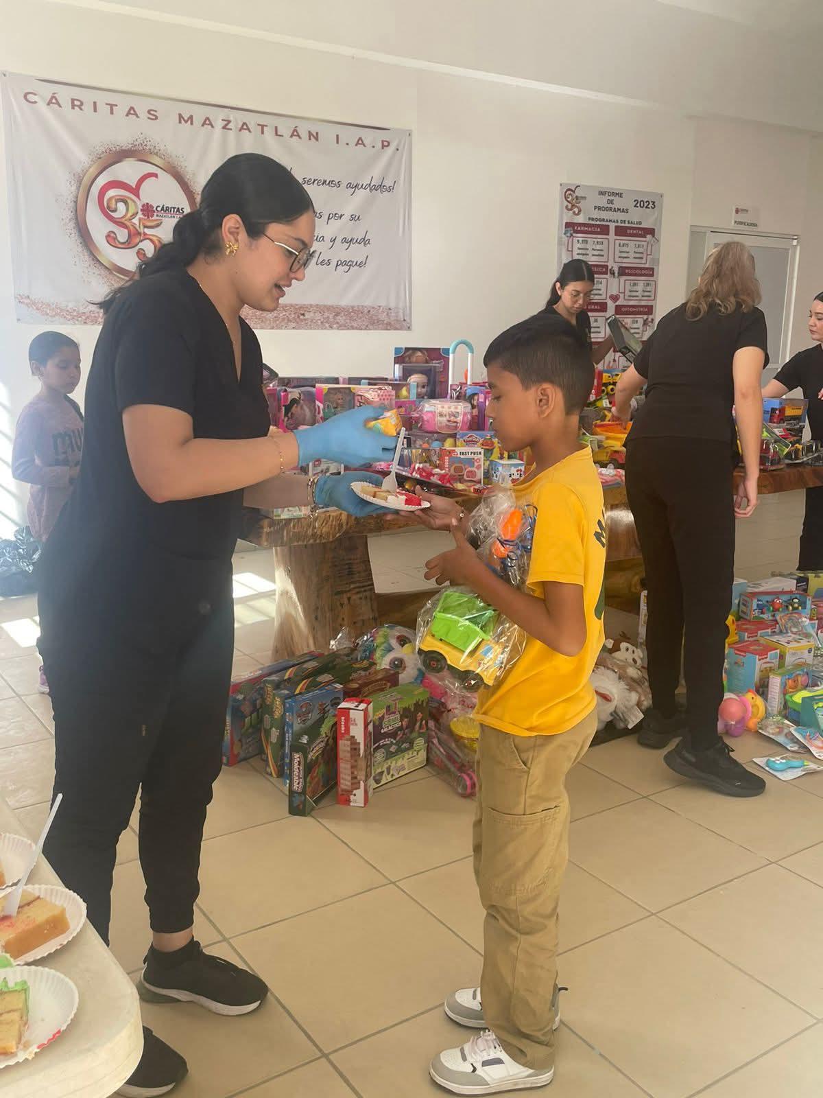 $!Llevará Cáritas Mazatlán apoyos a familias del Basurón en las fechas decembrinas