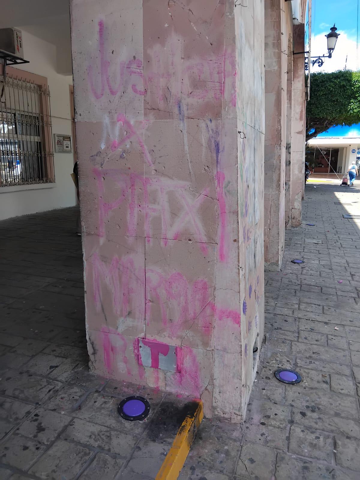 $!Quedan huellas de pintas en Palacio Municipal de Mazatlán realizadas en la marcha del 8M