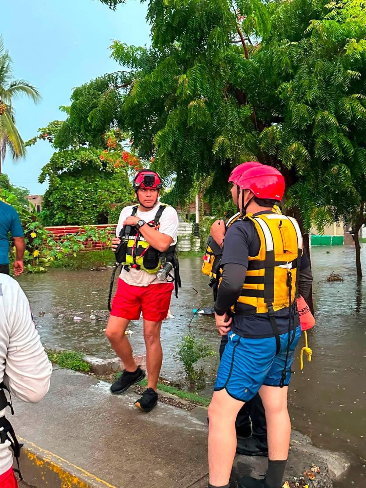 $!Refuerza Bomberos Mazatlán operativo por lluvias y pide no cruzar zonas inundadas