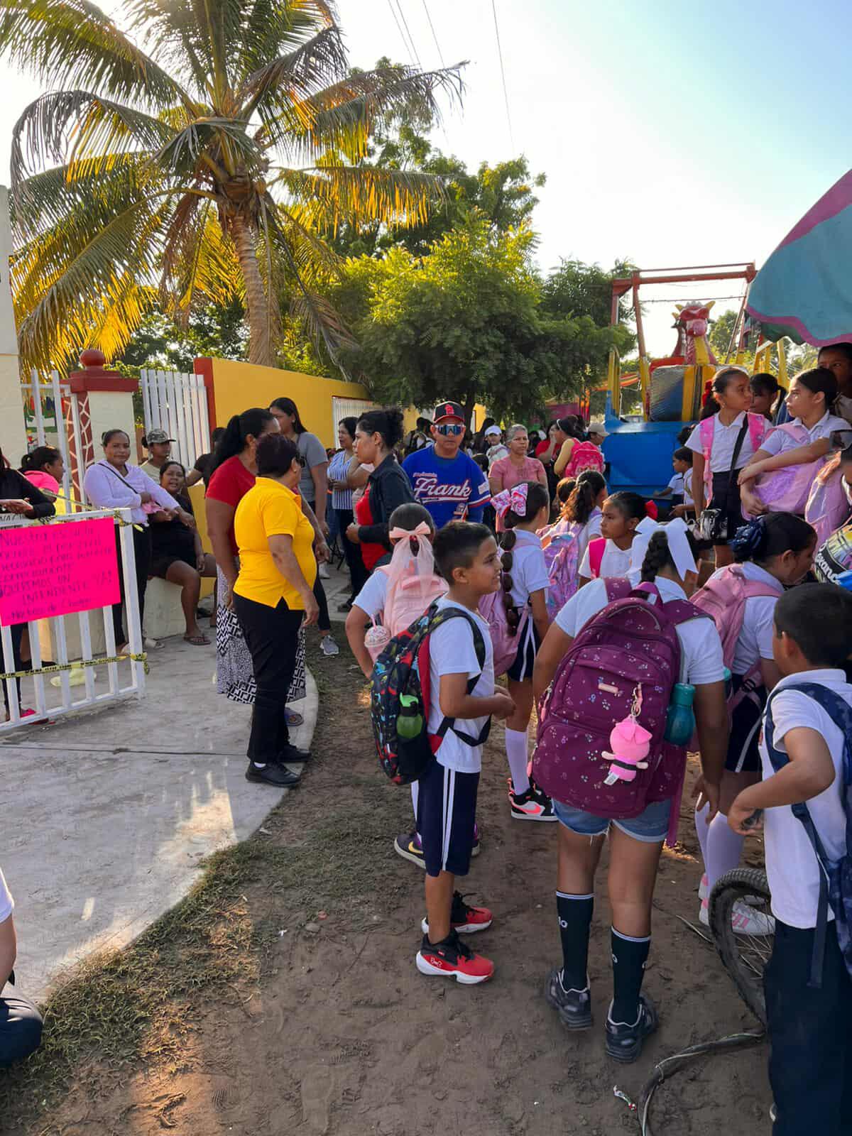 $!Protestan en primaria de Escuinapa por falta de intendente