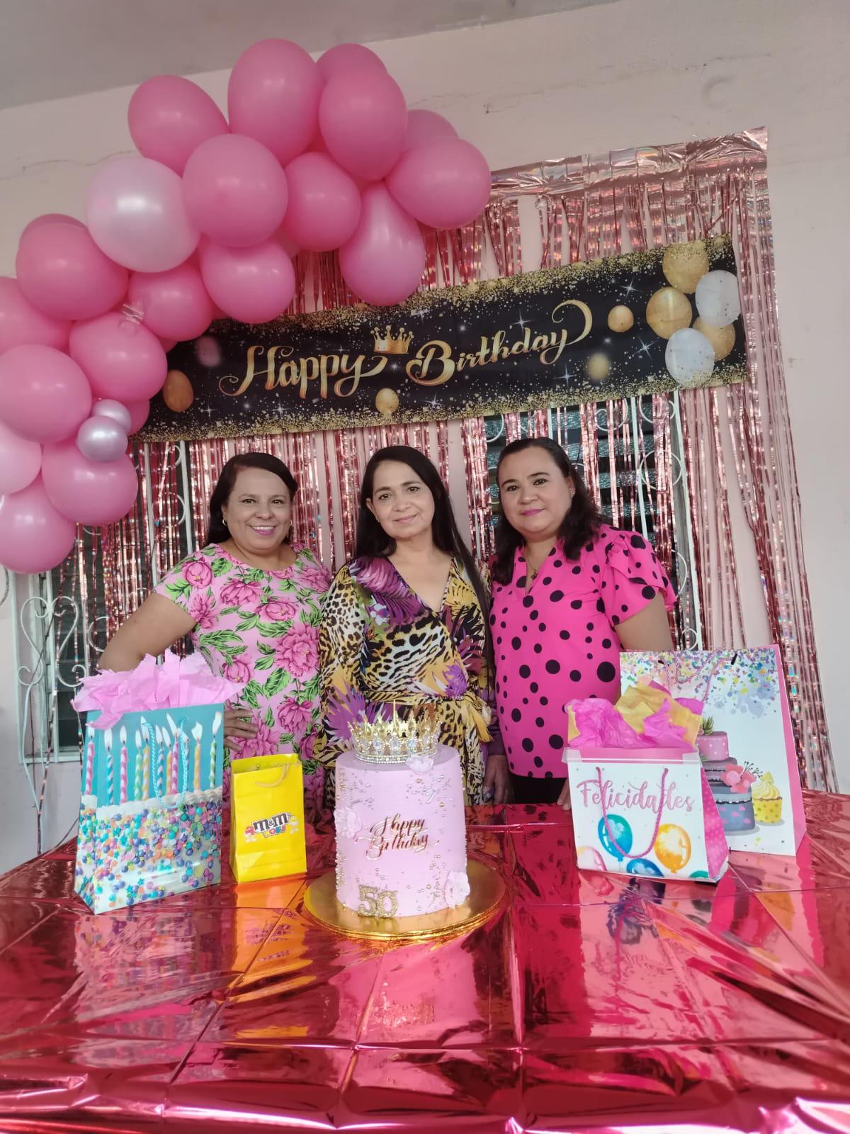 $!Sus amigas Juanita y Noelia Aguilar López le manifestaron buenos deseos.