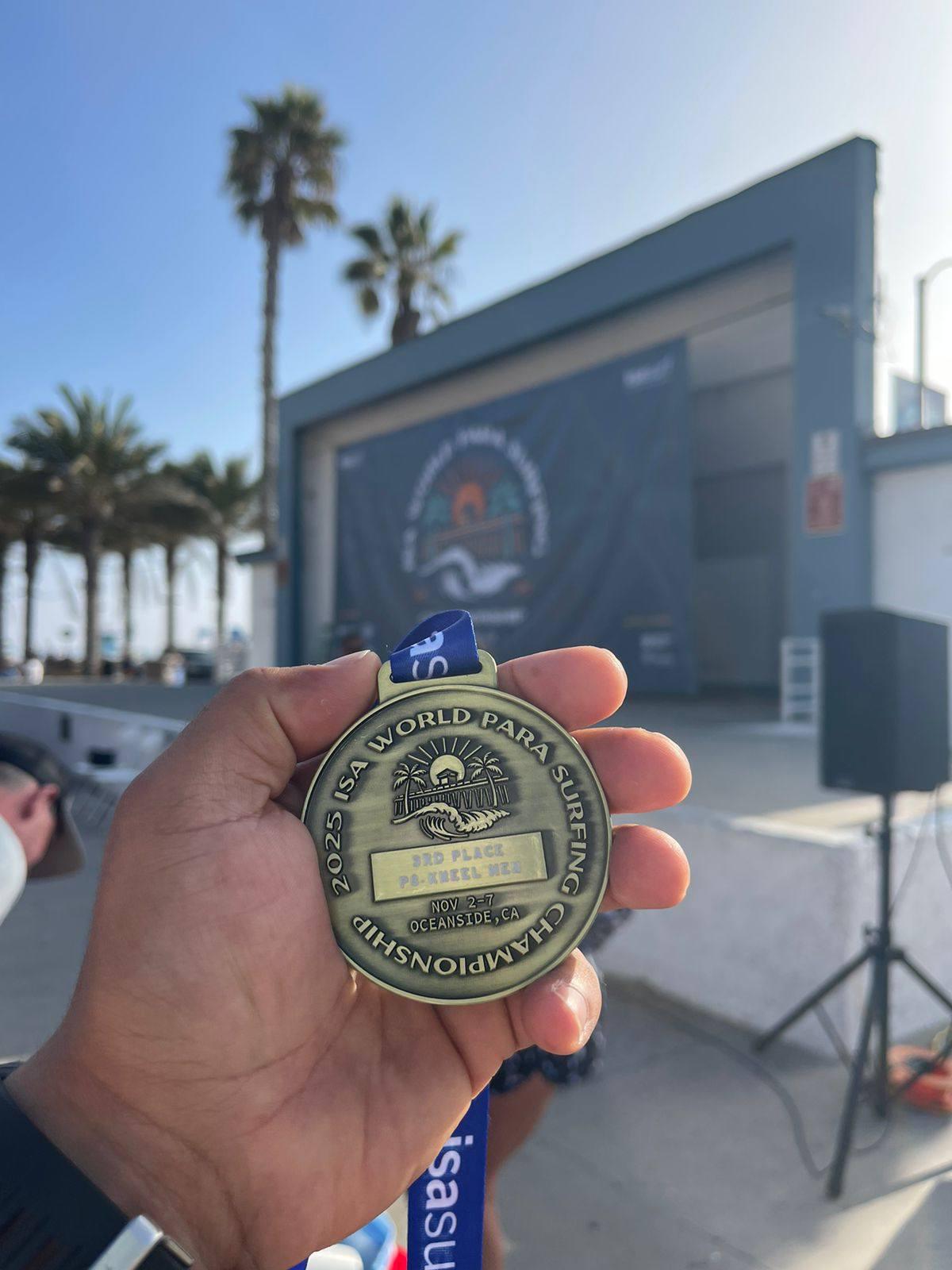 $!Mazatleco Martín Díaz logra bronce en Mundial de Para Surf en California