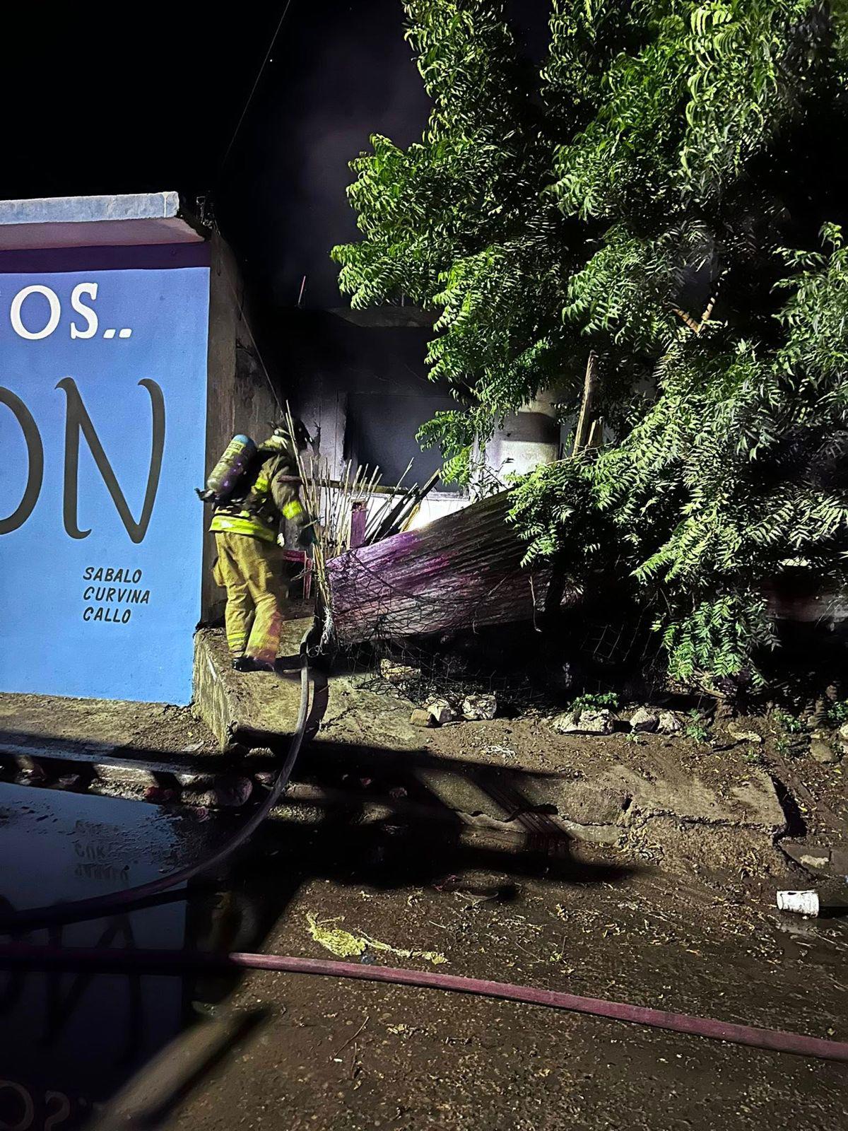 $!Primer incendio por pirotecnia en Mazatlán alerta sobre riesgos en fiestas decembrinas