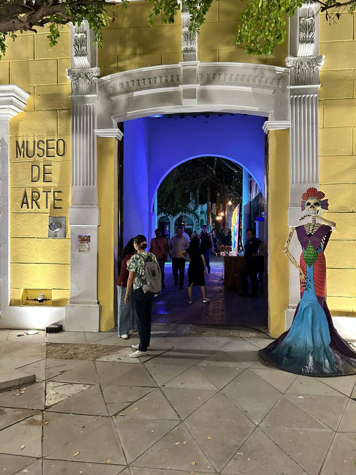 $!A las puertas del recinto, las catrinas y calaveras monumentales captaron la atención de los asistentes.