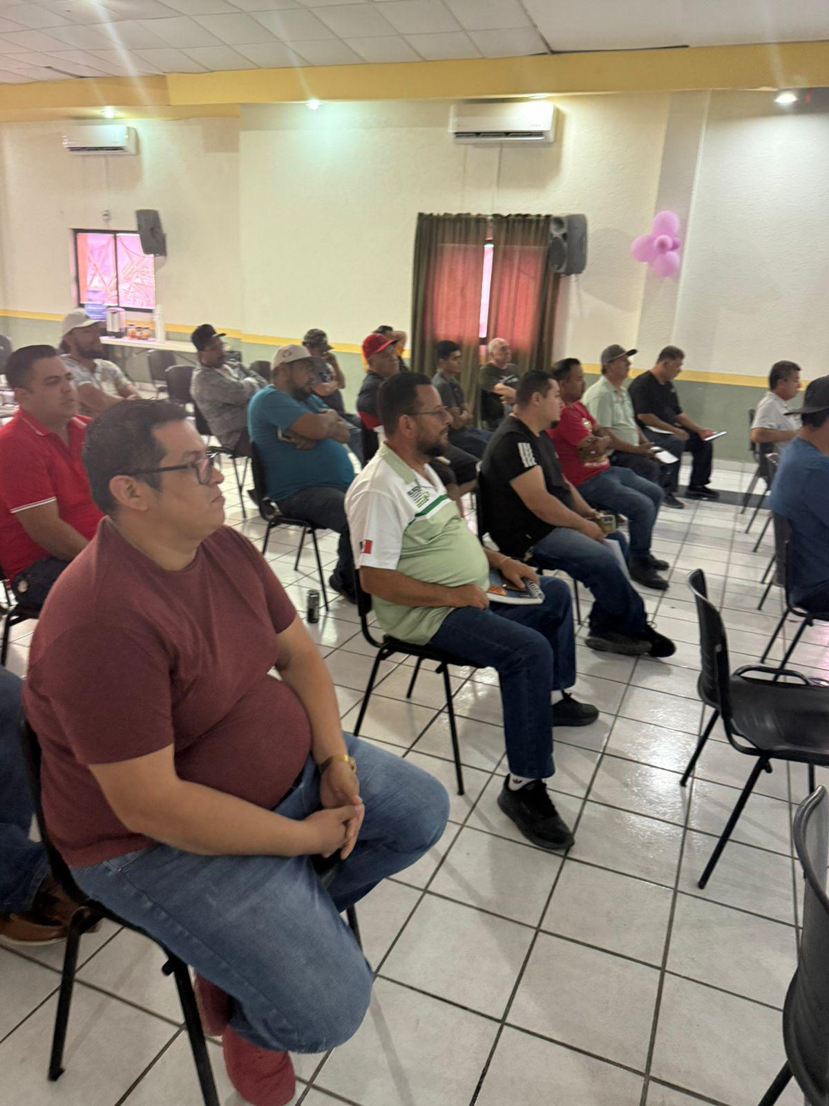 $!Entregan constancias de aptitud a transportistas y operadores de servicios públicos de Mazatlán