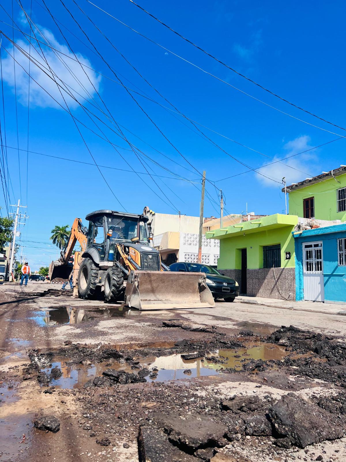 $!Escuinapa repara baches con asfalto donado por el Estado; priorizan zona escolar