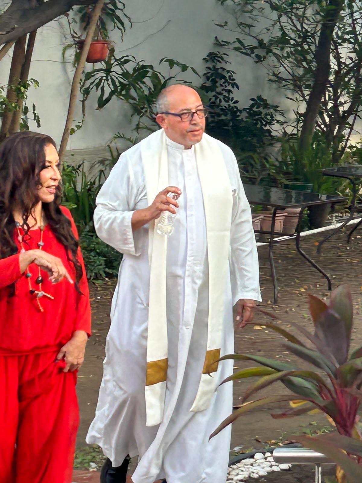 $!El Padre Roberto del Villar bendice las instalaciones de Casa del Parque Plenitud con Calidad.