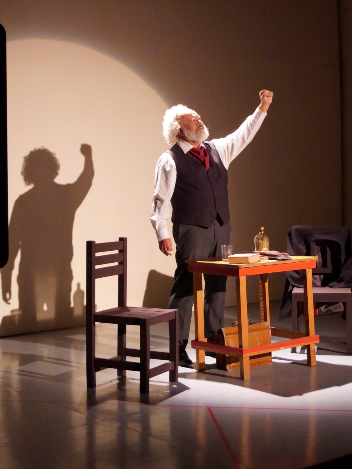 $!El actor sinaloense lleva más de una década interpretando al pensador alemán.