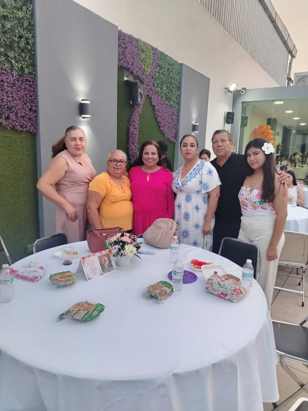$!Trinidad Pérez, María Juana López, Yesenia Urtusuástegui, Humberto y Mónica Fuentes felicitaron a la cumpleañera.