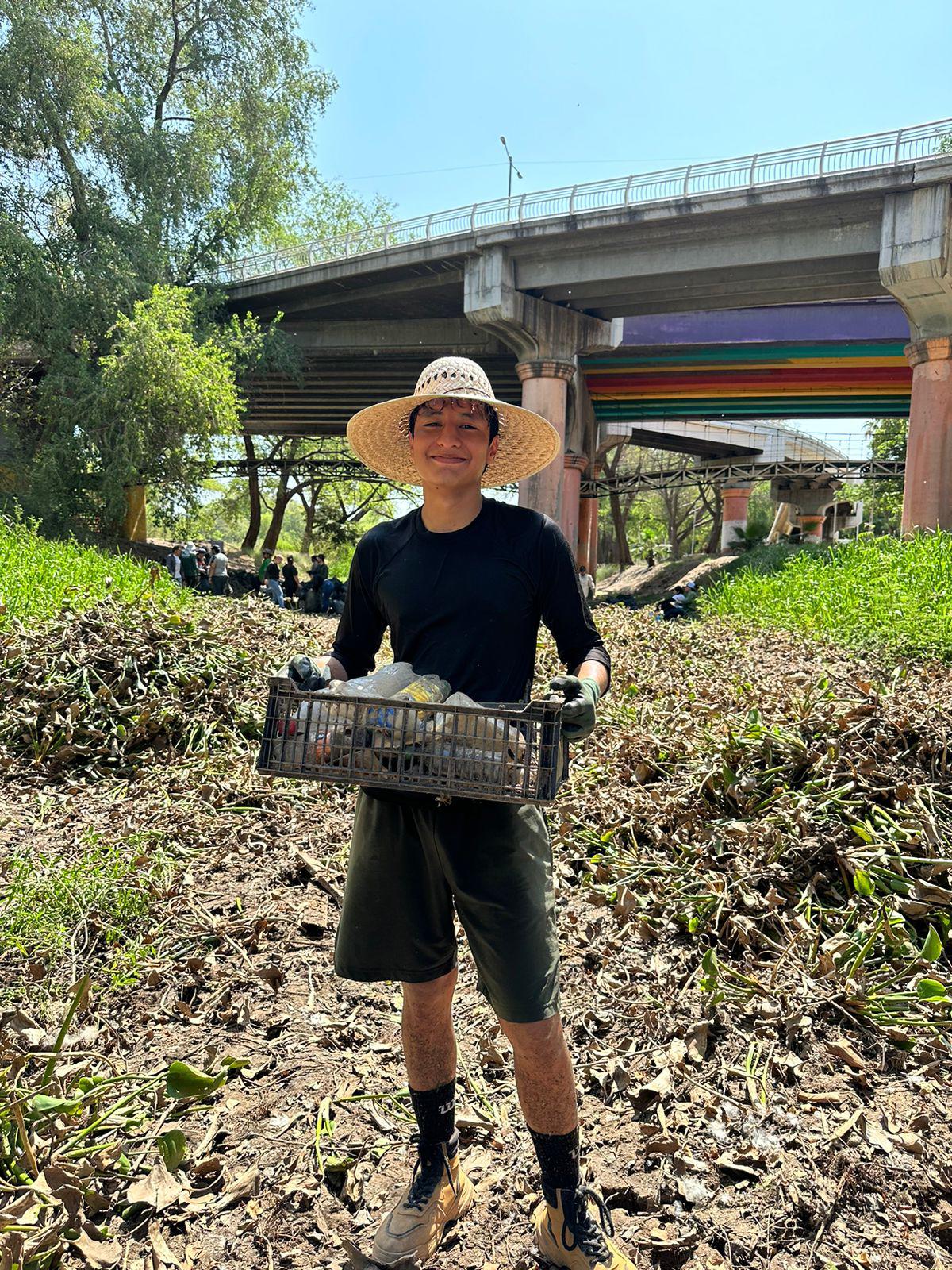 $!Sacan 5.5 toneladas de lirio acuático del río en Culiacán
