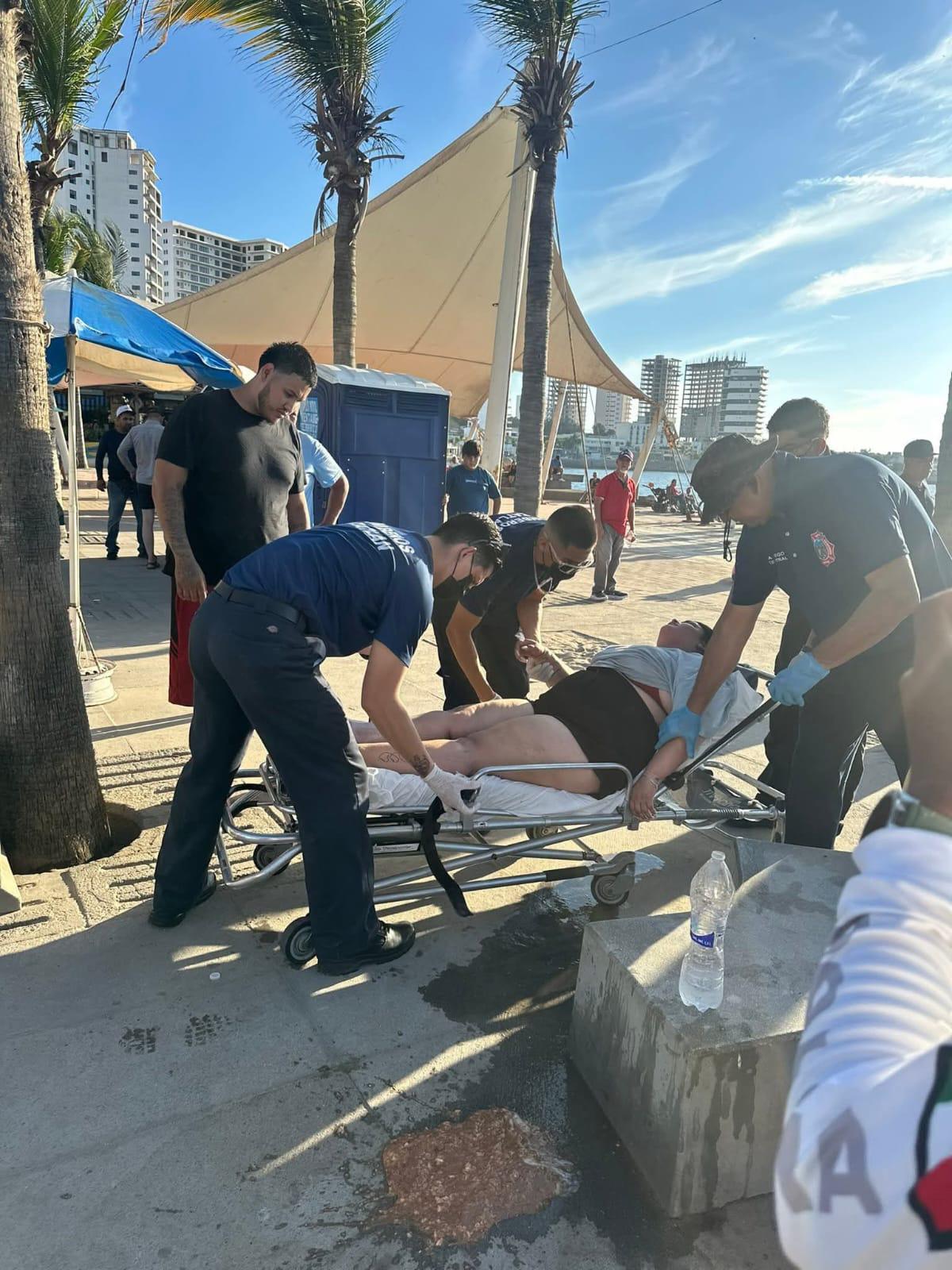 $!Realiza Bomberos Mazatlán 200 atenciones por picaduras de quemadores tan solo en módulo de Monumento al Pescador