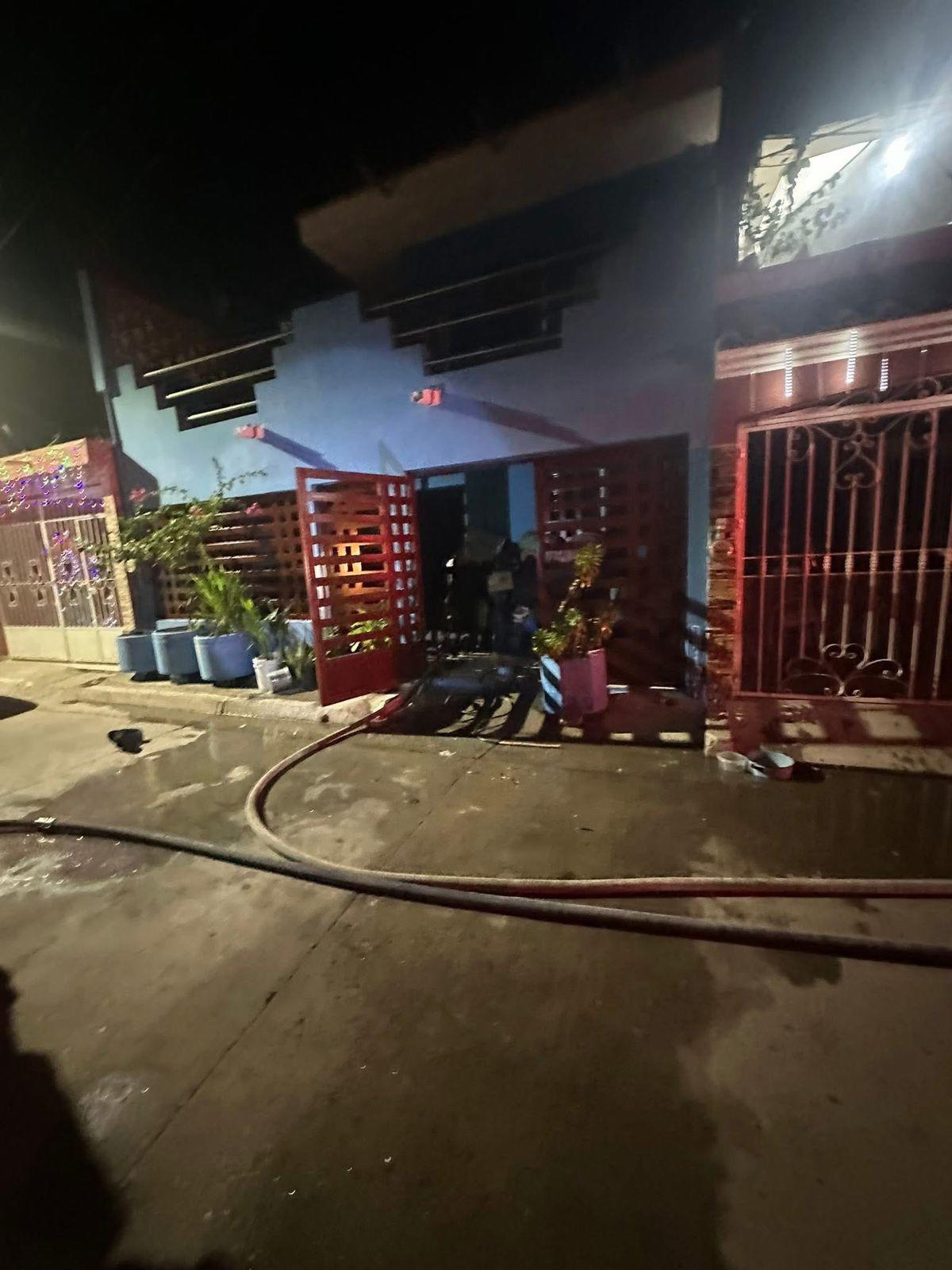 $!Bomberos de Mazatlán atendieron múltiples incendios durante la velada de Año Nuevo