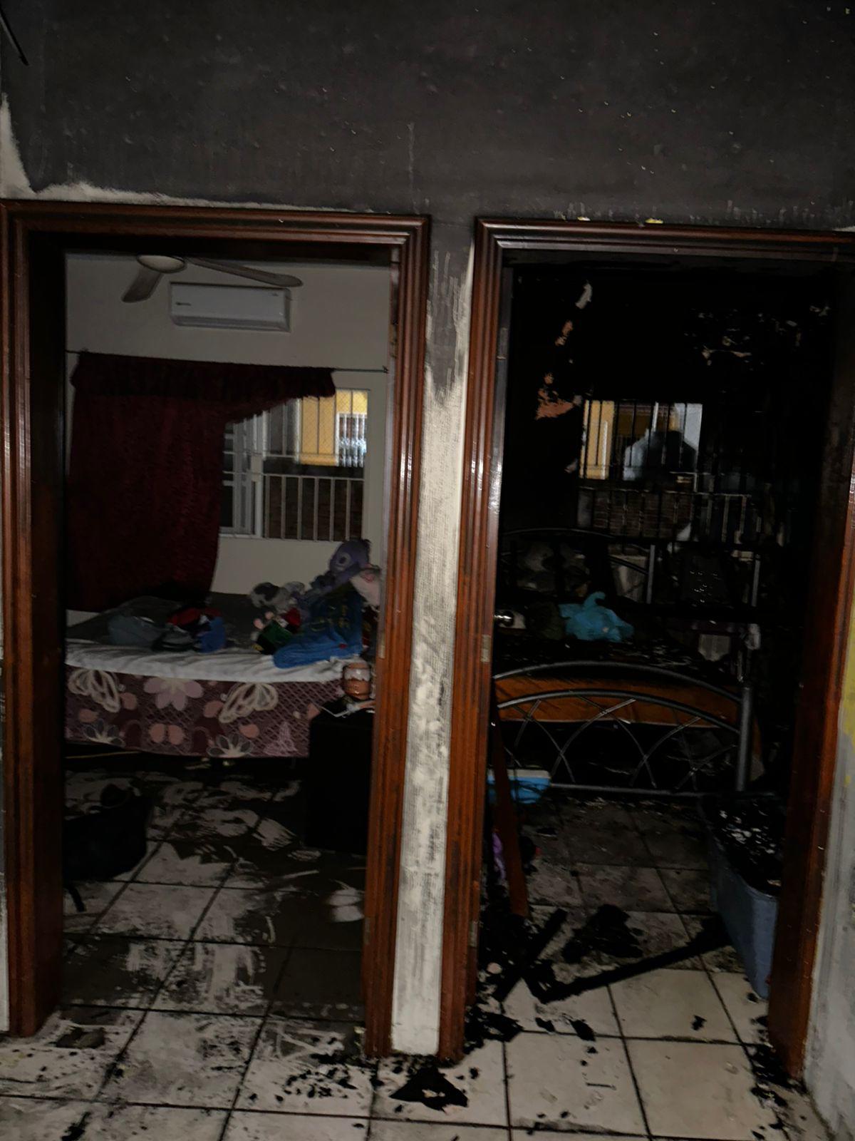 $!Cortocircuito genera incendio en vivienda en la colonia Jacarandas, en Mazatlán